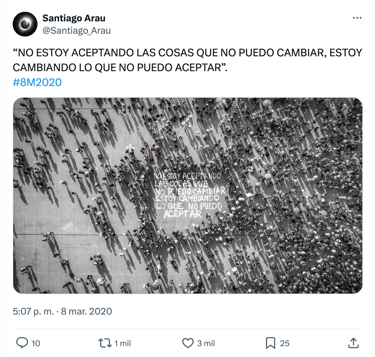 Tuit de Santiago Arau con una foto que tomó en el Zócalo capitalino el 8 de marzo de 2020, durante la marcha feminista.