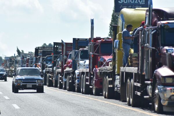 Jalisco: Transportistas bloquean cuatro accesos a Guadalajara; piden pago de adeudos y regulación de grúas