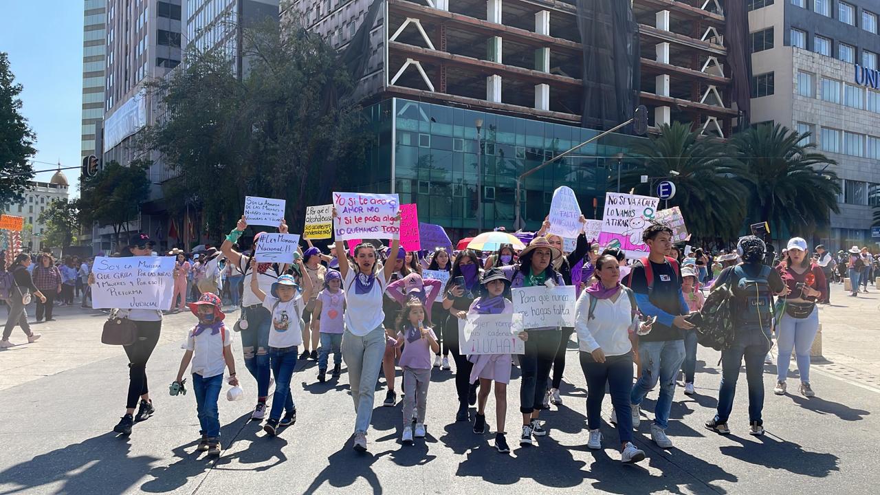 Las infancias, junto con sus mamás/tutoras, se reunieron en el Monumento a la Revolución para iniciar la marcha del 8M. Foto: Ana Estrada.
