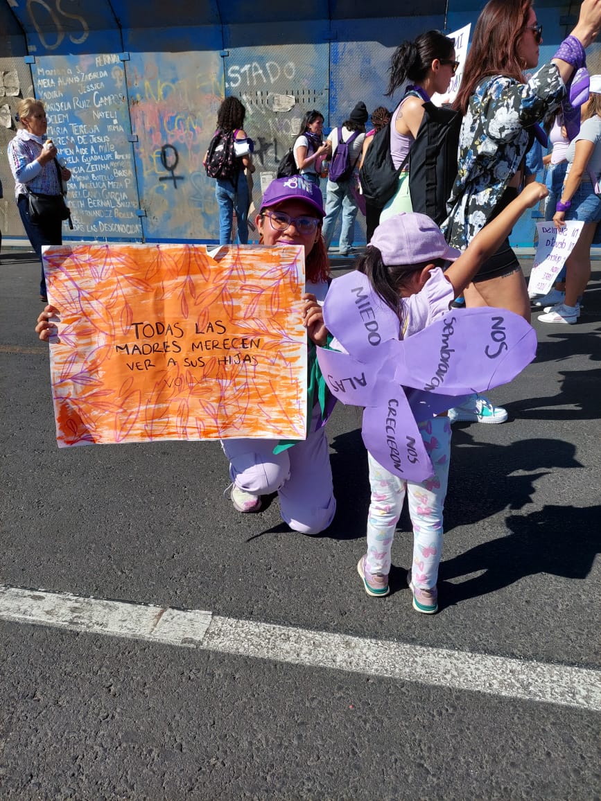 Mariana y su hija Luna asistieron juntas a su primera marcha. Foto: Abigail Camarillo.
