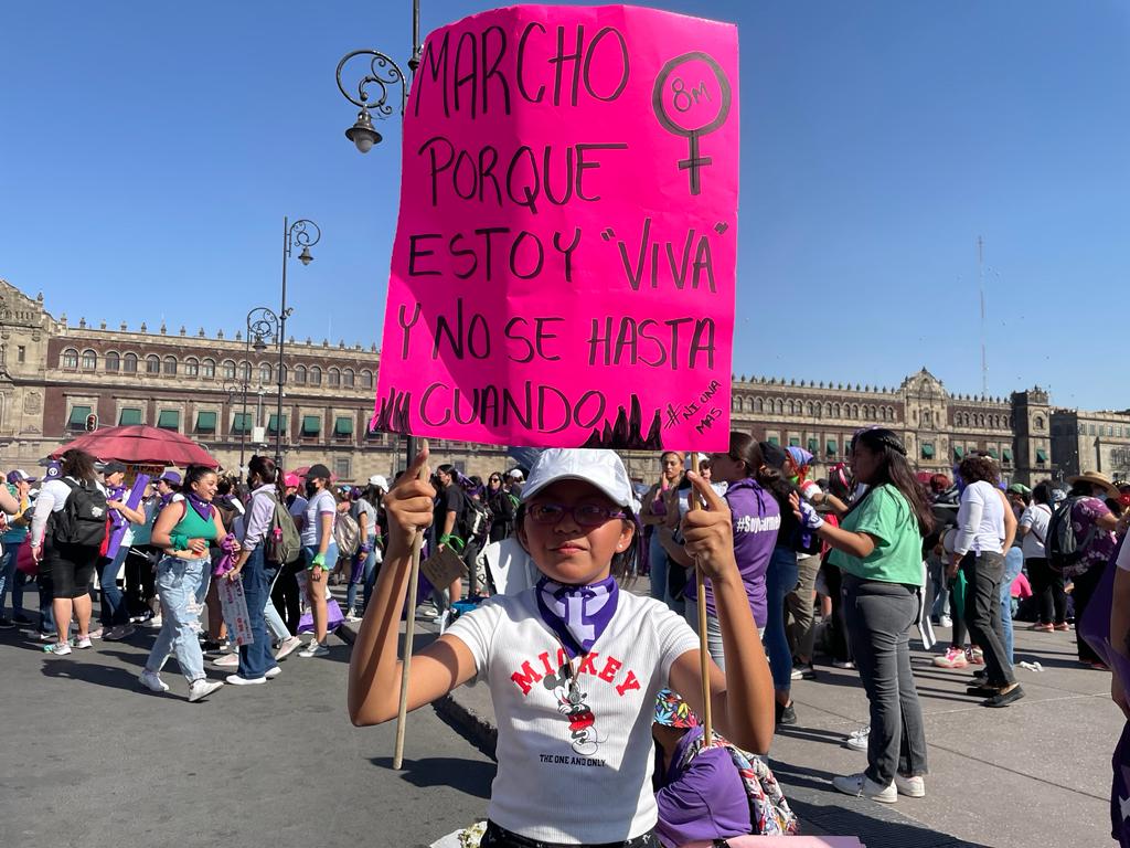 Evolet y su mamá asistieron por primera vez a una marcha del 8M. Foto: Ana Estrada.