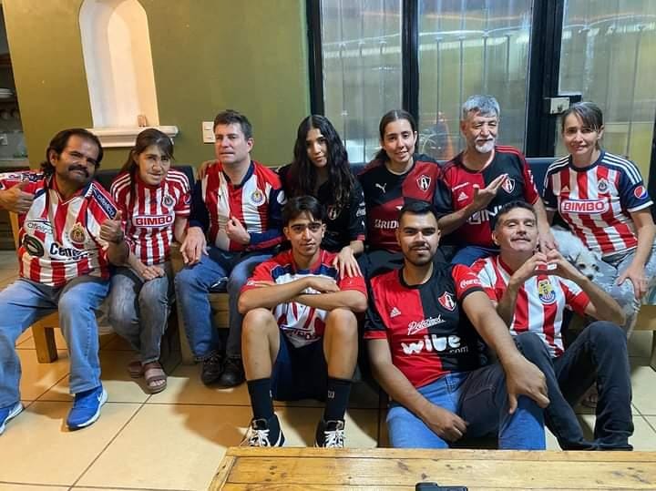Edgar y su familia son grandes aficionados del futbol, algunos de las Chivas y otros del Atlas. Cortesía: Edgar de la Parra.