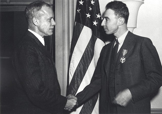Oppenheimer fue galardonado con la Medalla del Mérito por su papel en el desarrollo de la bomba atómica. Foto: Wikimedia Commons.