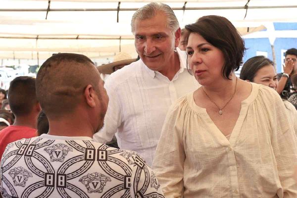 Adan Augusto Lopez mitin esposa
