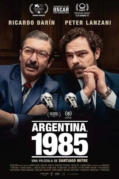 Argentina 1985 (Argentina-Estados Unidos, 2022) del director Santiago Mitre relata el caso real e histórico del fiscal Julio César Strassera y su equipo, en el célebre Juicio a las Juntas militares que gobernaron de 1976 a 1983.