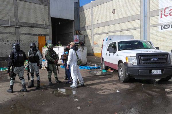 Se registra una explosión en la Central de Abastos de Toluca; policías estatales, Guardia Nacional y militares resguardan la zona.
