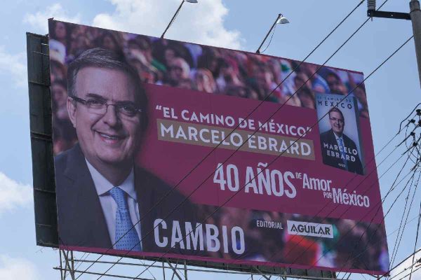 espectaculares morena ebrard