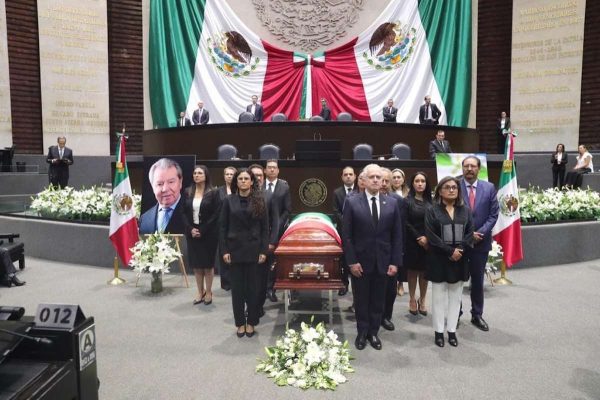 Guardia de honor en homenaje a Porfirio Muñoz Ledo