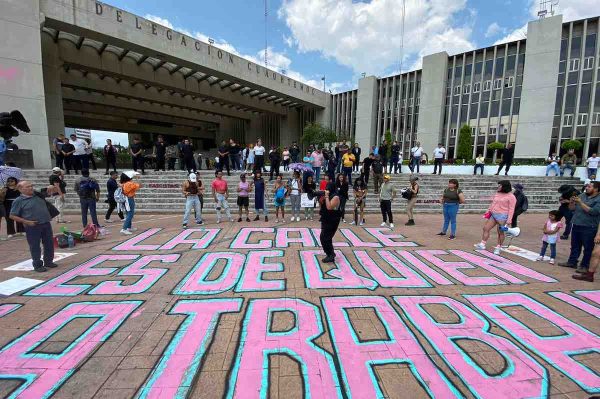 Activistas se manifestaron en la en la explanada de la Alcaldía Cuauhtémoc en contra de la Limpieza Social que de acuerdo a los demandantes ha realizado la alcaldesa Sandra Cuevas en contra de las trabajadoras sexuales y comerciantes. 