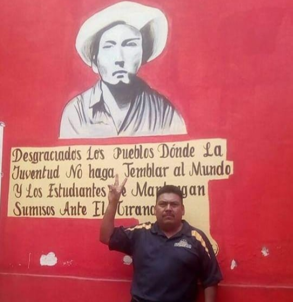 El defensor Arnulfo Cerón en la escuela normal rural de Ayotzinapa cuando acudía a las reuniones con las madres y padres de los 43 para exigir la presentación con vida de sus hijos. 