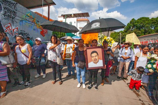 Esposa de Arnulfo Cerón en el sepelio en noviembre de 2019. 