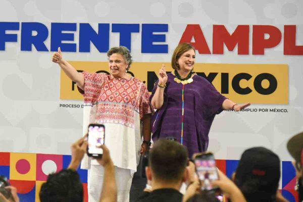 Beatriz Paredes junto a Xóchitl Gálvez.