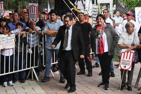 César Cravioto, senador de Morena, asistió a la asamblea informativa de Claudia Sheinbaum.