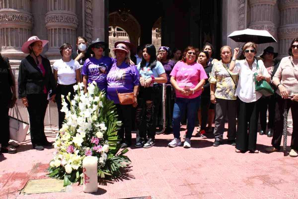 Madres de víctimas de feminicidio honran la memoria de Marisela Escobedo, quien fuera asesinada frente al Palacio de Gobierno de Chihuahua.