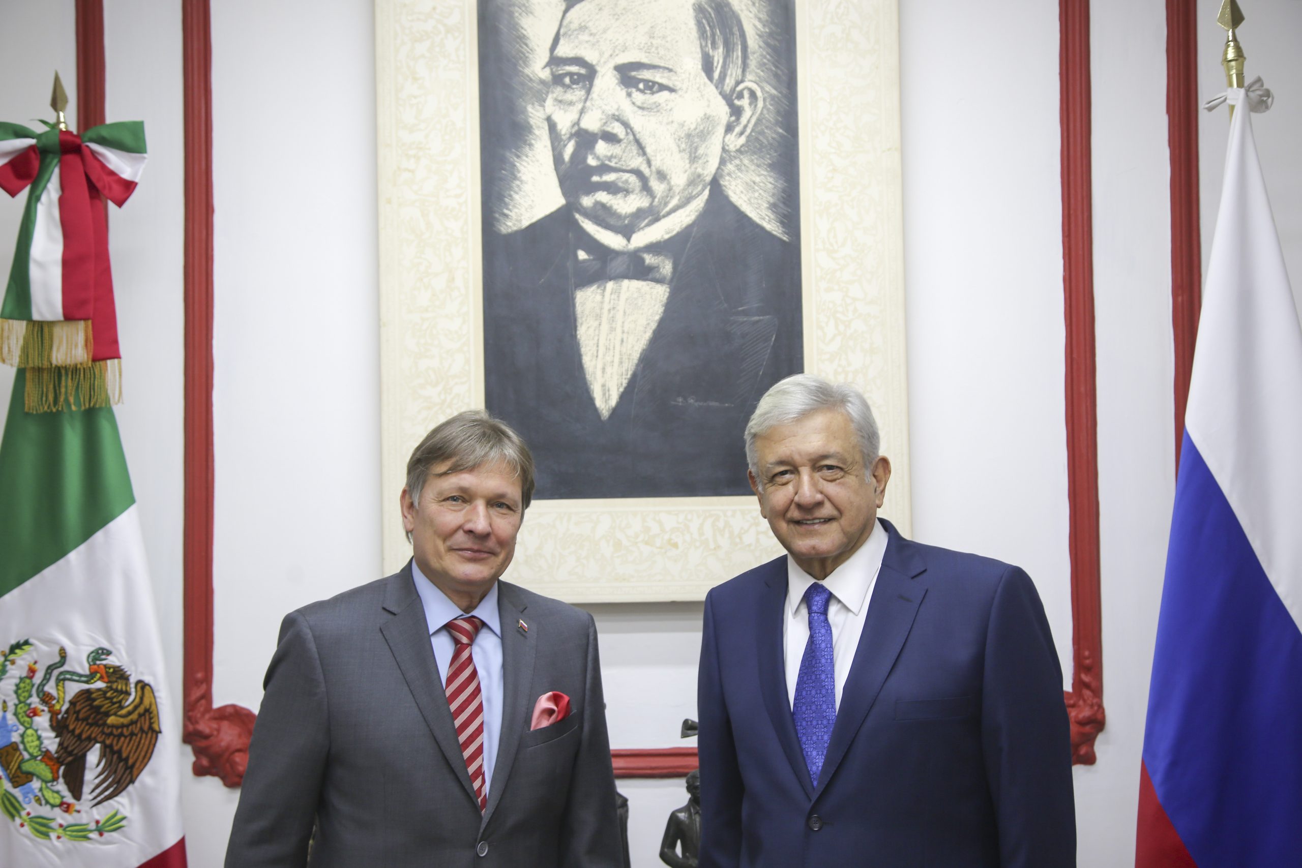 Las fotografías no coinciden con el prototipo del primer submarino mexicano y López Obrador no recibió al embajador de Rusia en México en días recientes, sino en 2018.