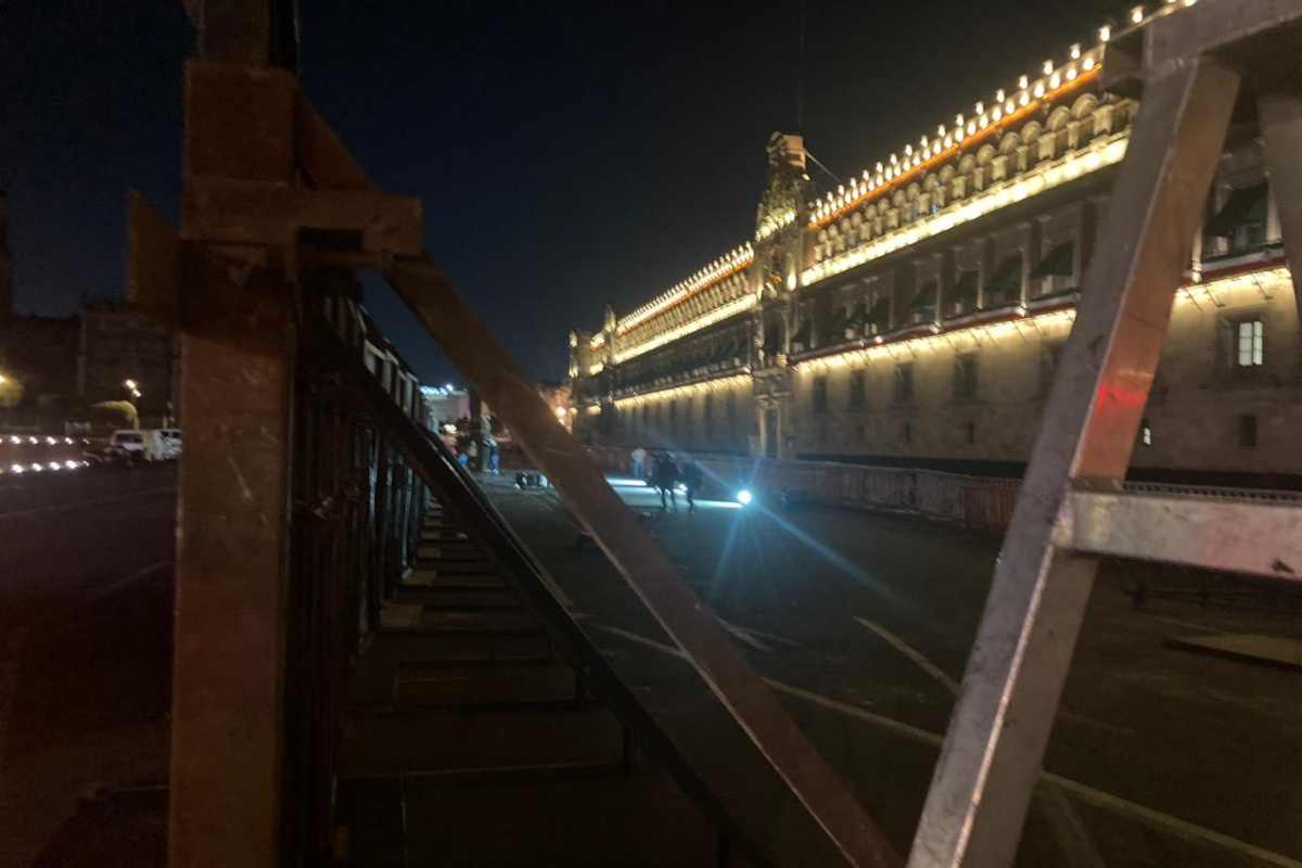 Palacio Nacional fue “blindado” con bardas metálicas, después de la reunión entre las autoridades y los familiares de los 43 estudiantes desaparecidos de Ayotzinapa.