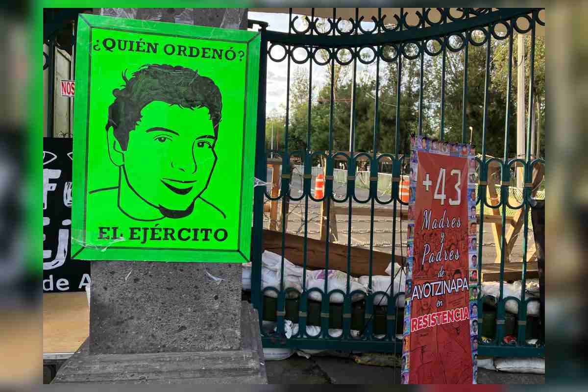 Plantón de familiares de Ayotzinapa en el campo militar no. 1, para presionar a las autoridades a que les entreguen toda la información del caso.