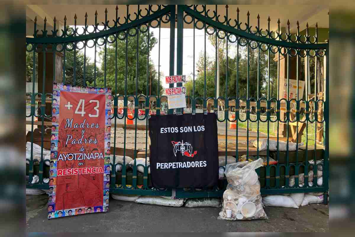 Plantón de familiares de Ayotzinapa en el campo militar no. 1, para presionar a las autoridades a que les entreguen toda la información del caso.
