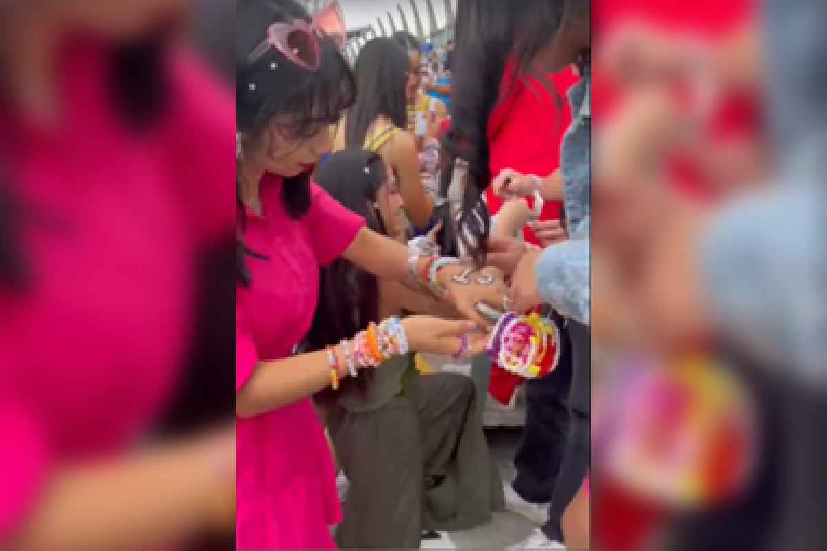 Intercambio de brazaletes de la amistad en el concierto de Taylor Swift en Ciudad de México.