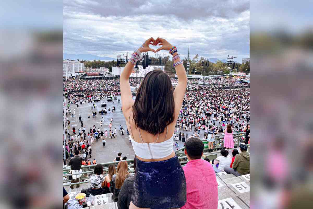 Una joven hace la swiftie señal en el concierto de Taylor en Ciudad de México.