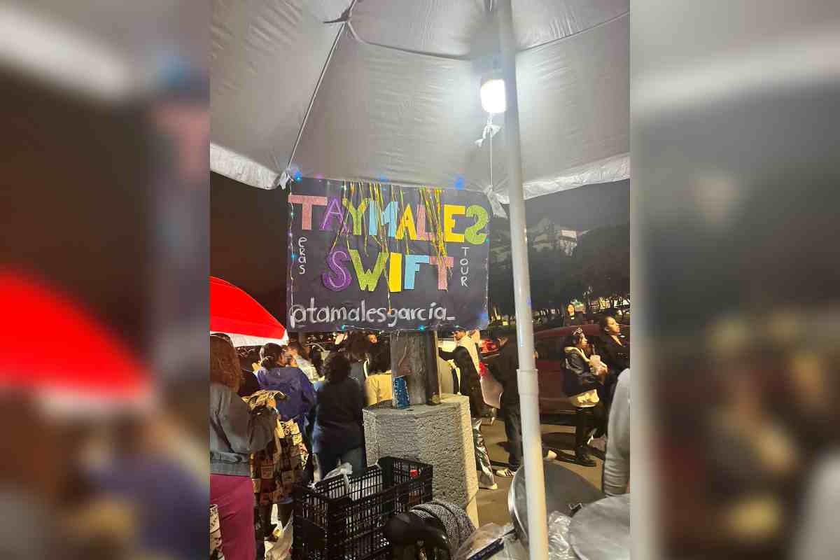 Venta de tamales estilo Taylor Swift (taymales swift) a la salida del concierto en Ciudad de México.