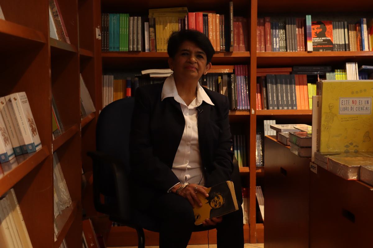 Ángeles se graduó del curso de oralidad y cuentacuentos de la UNAM que se ofrece a adultos mayores.