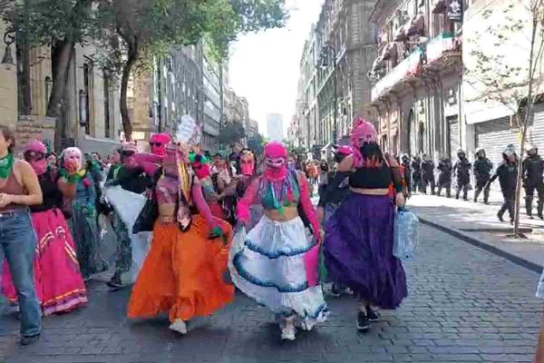A ritmo de música y consignas, en CDMX se marchó para exigir aborto legal y seguro.