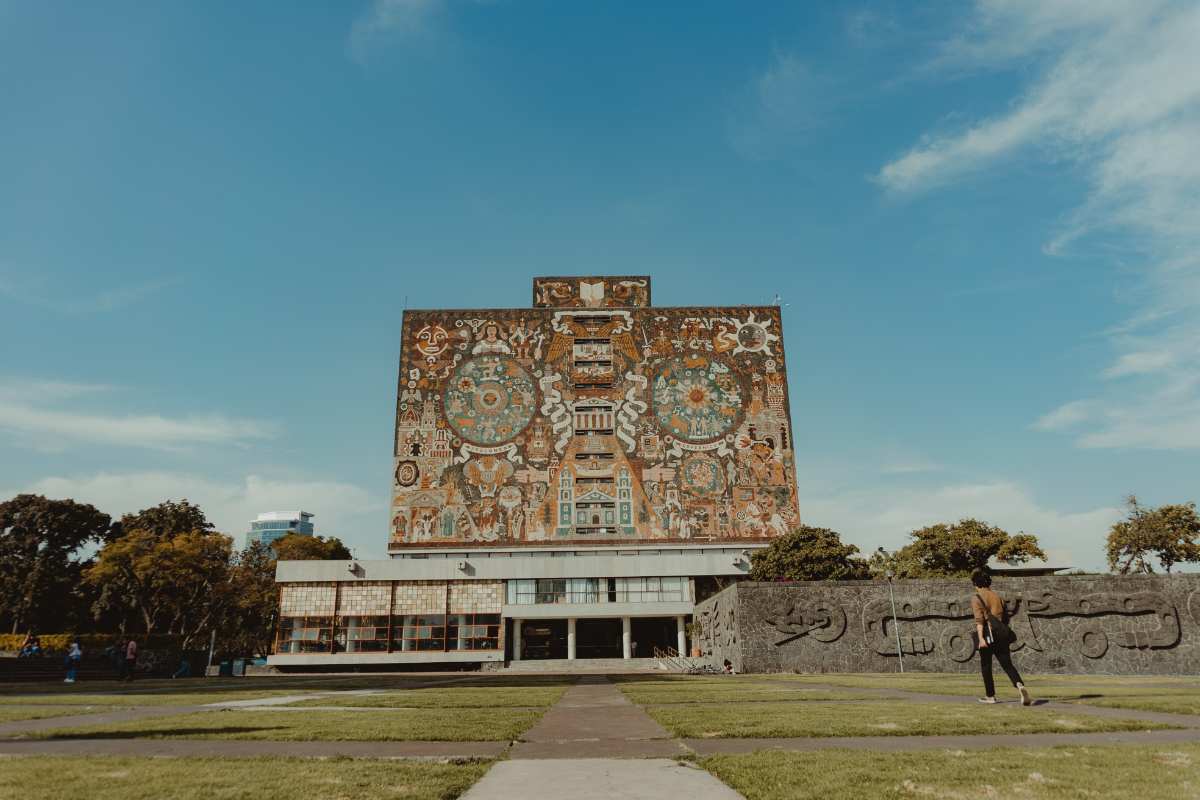 foto de la biblioteca central de la unam en ciudad universitaria