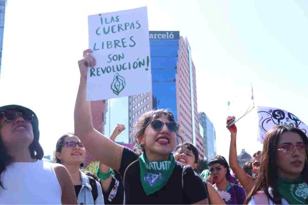 Mujeres protestan y exigen aborto legal y seguro.