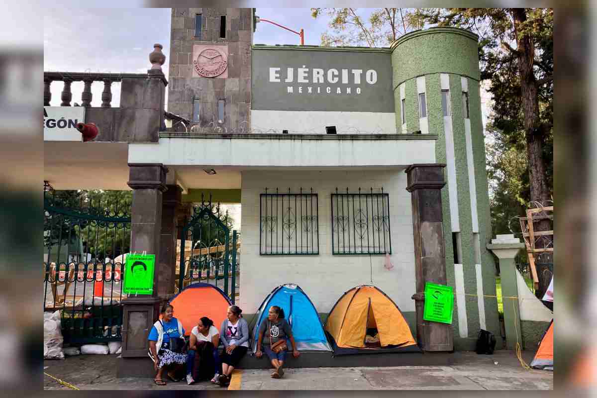 Madres de Ayotzinapa en la entrada del Campo Militar no. 1