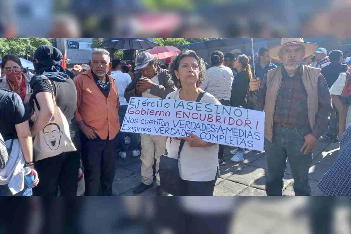 Manifestación de padres, madres y familiares de los 43 estudiantes de Ayotzinapa en el noveno aniversario de su desaparición.
