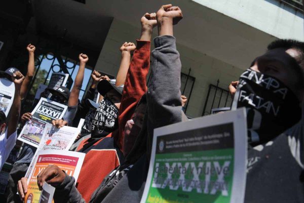 padres-ayotzinapa-ejercito-documentacion-planton 2