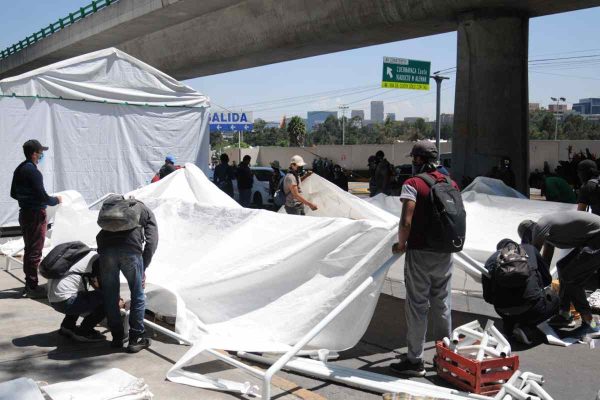 padres-ayotzinapa-ejercito-documentacion-planton 3