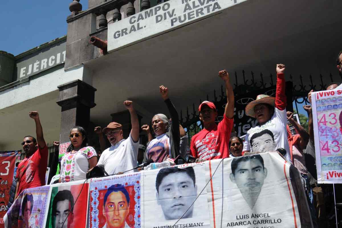 padres-ayotzinapa-ejercito-documentacion-planton