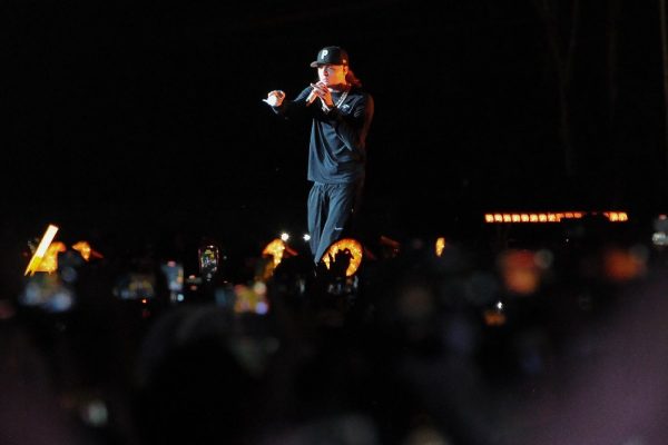 Peso Pluma, artista de regional mexicano, en concierto