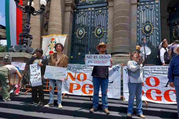 Con pancartas con los mensajes “No al PGD”, “No al PGOT”, “No al despojo del agua” y “No a la ciudad mercancía”, los manifestantes anunciaron que mantendrán el plantón, ante la discusión del Plan de ordenamiento territorial en CDMX.