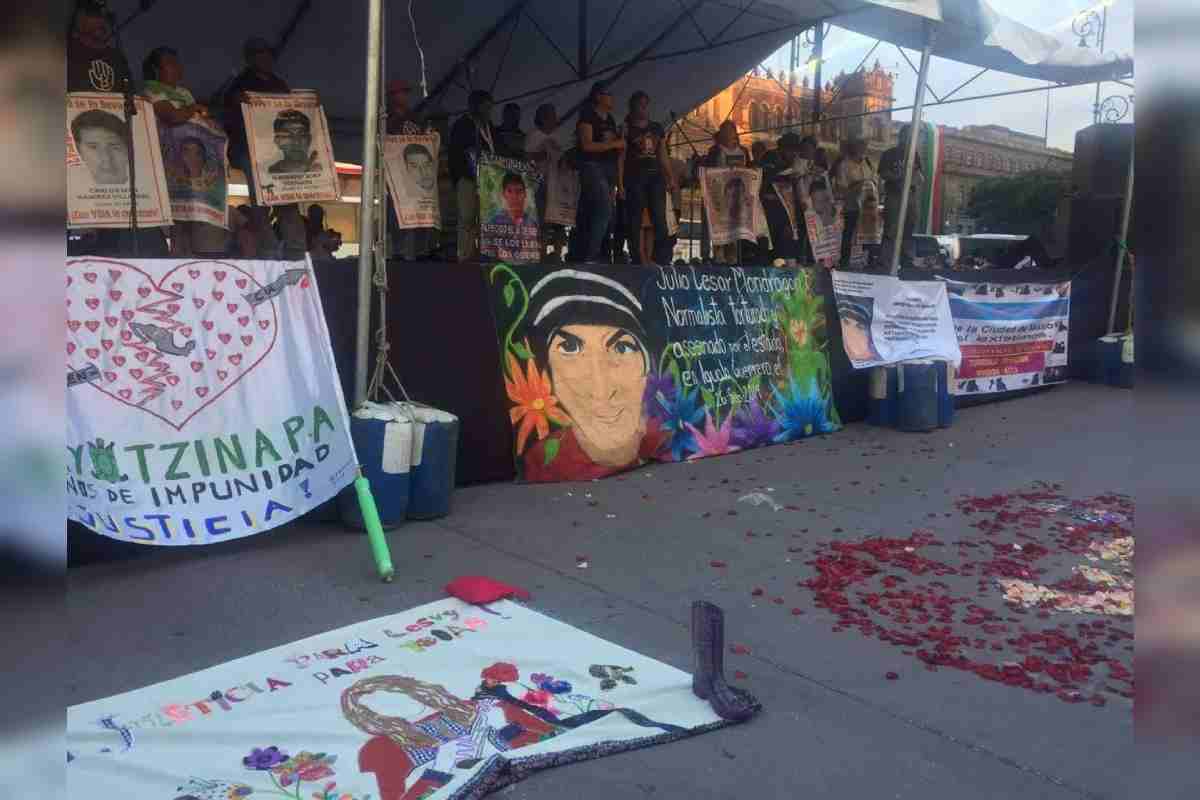 Plantón por el noveno aniversario de Ayotzinapa.