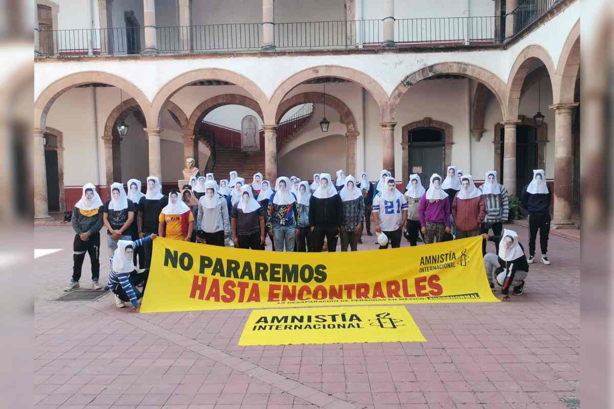 Activistas de Amnistía Internacional en una activación en León, Guanajuato, en memoria de los estudiantes de Ayotzinapa.