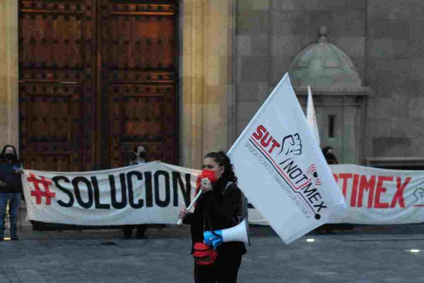 Trabajadores de Notimex protestan frente a Palacio Nacional.