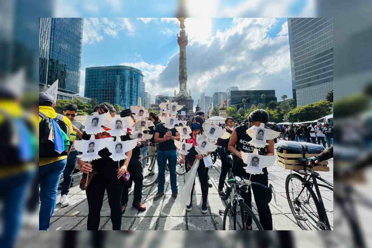 Activación de jóvenes en bicicleta en el Ángel de la Independencia, en reclamo de justicia y verdad para el caso Ayotzinapa.