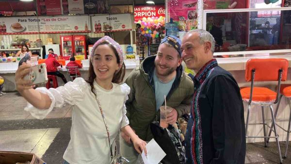 Ser el vocero del gobierno durante la pandemia le permite a Hugo López-Gatell ser reconocido por la mayoría de las personas que buscan retratarse con él.