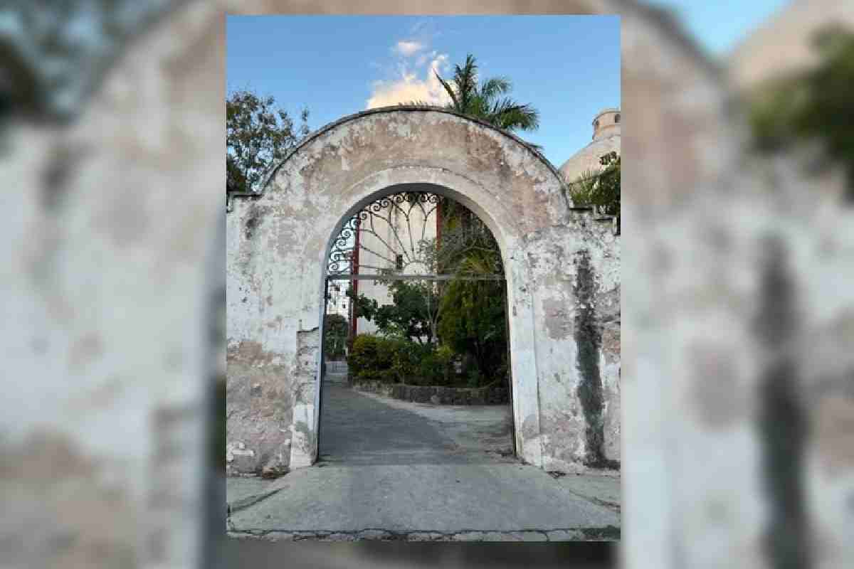 Entrada lateral del atrio del convento del siglo XVI de Yautepec, Morelos.