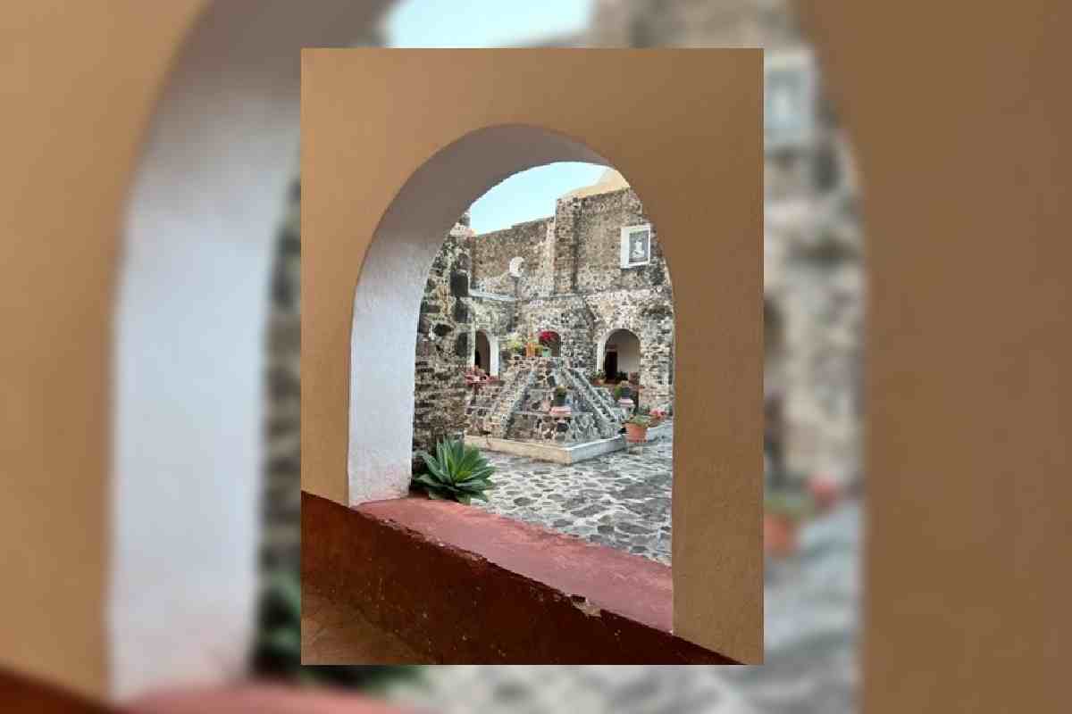 Pirámide del patio del Convento de la Purificación, en Tlanepantla, Morelos.