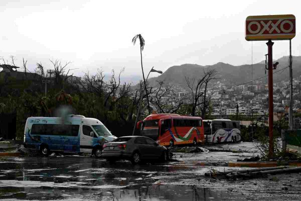Otis deja destrozos a su paso por Acapulco.