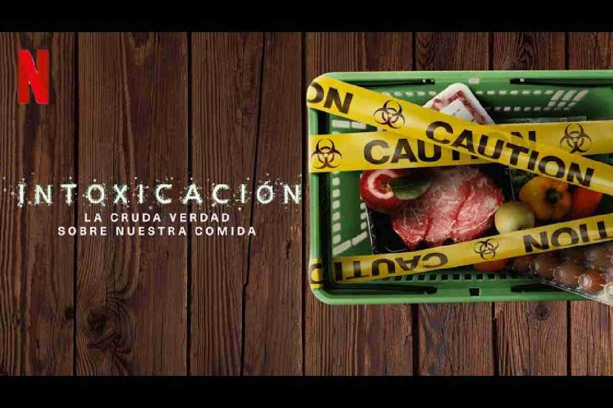 Cartel del documental Intoxicación, en el cual se aborda el tema de la producción de alimentos y la falta de regulaciones para evitar brotes catastróficos de patógenos de parte de las autoridades de Estados Unidos. 