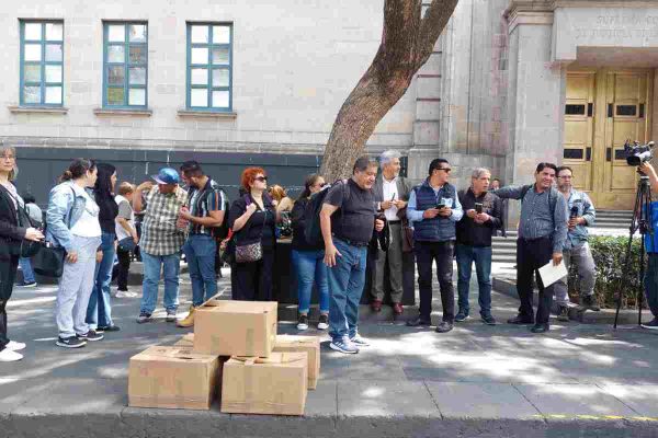 Un grupo de profesores entregó firmas para exigir que la SCJN resuelva el tema de entrega de los libros de texto.