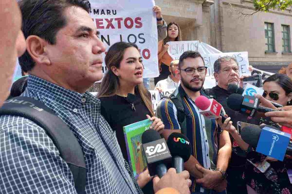 La diputada Andrea Chávez acompañó a un grupo de maestros a la SCJN