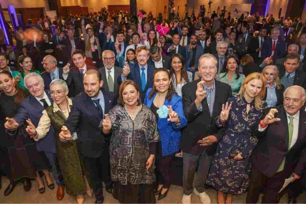 Xóchitl Gálvez en evento con políticos de centro-derecha.