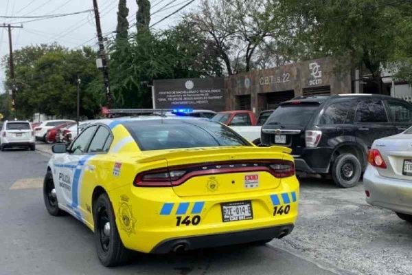 Protección Civil al exterior del CBTIS 22 de Monterrey