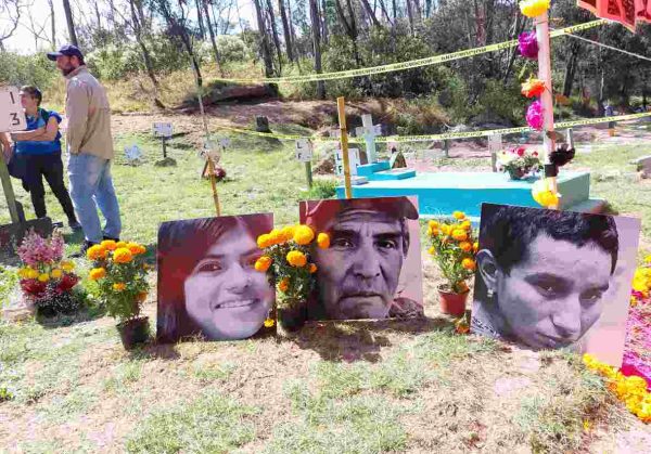 Rinden homenaje a las personas que se encuentran en la fosa común del Panteón Dolores.
